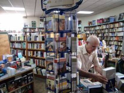 Un hombre consulta un libro en una biblioteca. EFE/Archivo