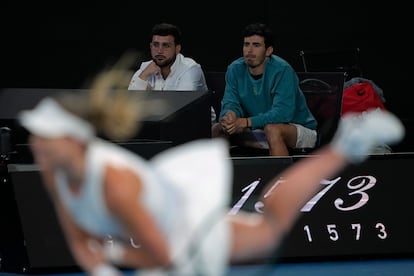 El entrenador de Paula Badosa, Pol Toledo (al fondo a la derecha), durante el encuentro ante Sabalenka.