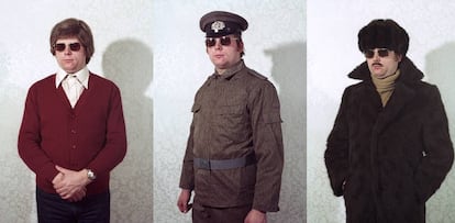 Un esp&iacute;a de la Stasi se prueba diferentes disfraces, en una imagen recuperada por el fot&oacute;grafo Simon Menner.