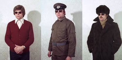 Um espião da Stasi prova diferentes disfarces, em uma imagem recuperada pelo fotógrafo Simon Menner.