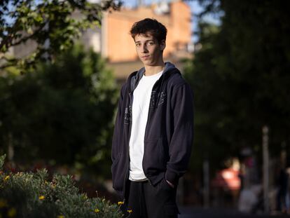 Quim Martínez, que sacó una de las mejores notas en la EVAU de Cataluña el año pasado, fotografiado en el centro de Sabadell a principios de mayo.