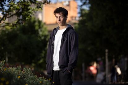 Quim Martínez, que sacó una de las mejores notas en la EVAU de Cataluña el año pasado, fotografiado en el centro de Sabadell a principios de mayo.