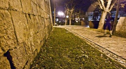 La rendija de la muralla de Pamplona en la que la Guardia Civil meti&oacute; el sobre que recogi&oacute; Cervera.