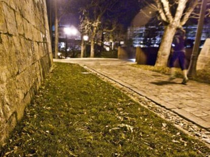 La rendija de la muralla de Pamplona en la que la Guardia Civil meti&oacute; el sobre que recogi&oacute; Cervera.