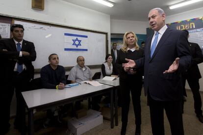 El índice histórico de participación ha caído en la última década y media por debajo del 70%. En los últimos comicios, hace sólo dos años, fue del 67,8%. En la imagen, Benjamin Netanyahu junto a su esposa Sara, vota en Jerusalén.