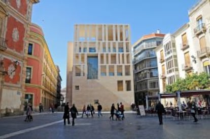 Fachada del Ayuntamiento de Murcia, en la plaza del Cardenal Belluga, obra de Rafael Moneo.