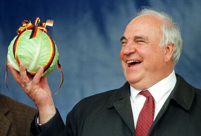 El canciller alemán, Helmut Kohl, muestra un repollo que le regalaron tras un mitin electoral en Buesum, el 29 de julio de 1998. 