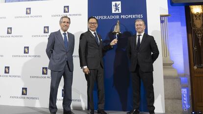 Andrew Tan (centro), presidente de Emperador Properties, rodeado de los consejeros delegados Jorge Domecq (izquierda) y Joan Cortés, este lunes en la Bolsa de Madrid, en una imagen facilitada por la compañía.