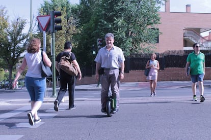 Juan Manuel en un cruce peatonal, de regreso a su casa.