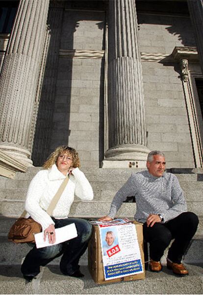 Los padres de Sandra Palo, a las puertas del Congreso, con las firmas pidiendo el cambio legislativo.