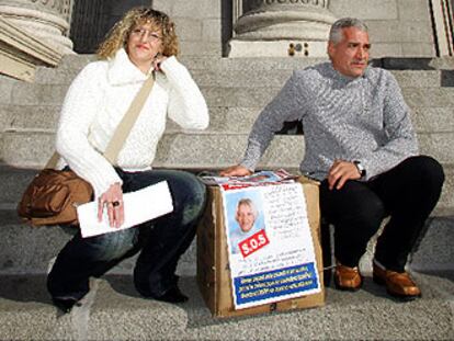Los padres de Sandra Palo, a las puertas del Congreso, con las firmas pidiendo el cambio legislativo.