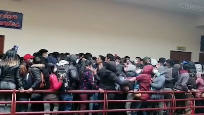 universitarios mueren al caer en universidad de Bolivia