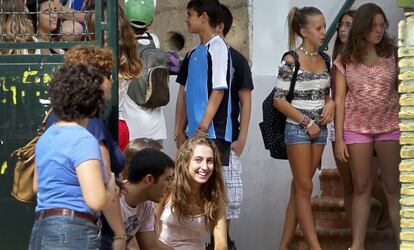 Alumnos en la entrada de uno de los centros educativos de Sevilla.