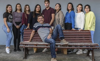 De izquierda a derecha, Gema, Carla, Paula, Karelia, Daniel, Estefanía, Irene, Caroline y Saray. Sentado, el profesor Carlos Socas.