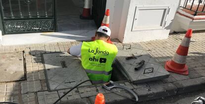 Operario realizando una instalación de fibra óptica.