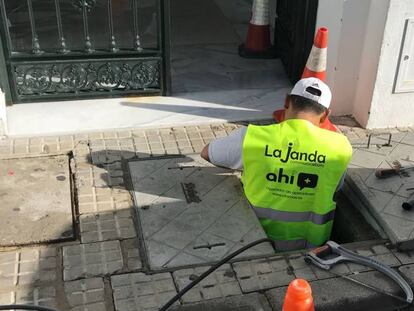 Operario realizando una instalación de fibra óptica.