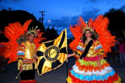 Aos poucos, novas alas começaram a ser criadas: comissão de frente, baianas, velha guarda, crianças, papa angus. Em reuniões feitas ao longo do ano, os moradores decidem juntos o tema do desfile. A partir daí, são pensadas as alas e as fantasias, enquanto Nonato Sousa (filho do mestre Pedro Souza) se ocupa do samba-enredo e da qualidade do som que acompanhará o cortejo. Um papel que herdou do pai, fundador da escola.