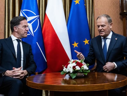El secretario general de la OTAN, Mark Rutte, saluda al primer ministro polaco, Donald Tusk, este miércoles en Varsovia.