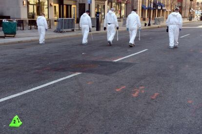 Investigadores del FBI buscan pruebas en la calle Boylston de Boston donde explotaron dos bombas durante el Maratón de Boston (EE UU).
