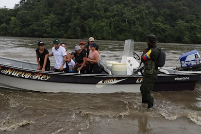 Los nueve funcionarios secuestrados en el Cauca, durante su liberación, el 25 de julio de 2025.