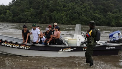 Los nueve funcionarios secuestrados en el Cauca, durante su liberación, el 25 de julio de 2025.