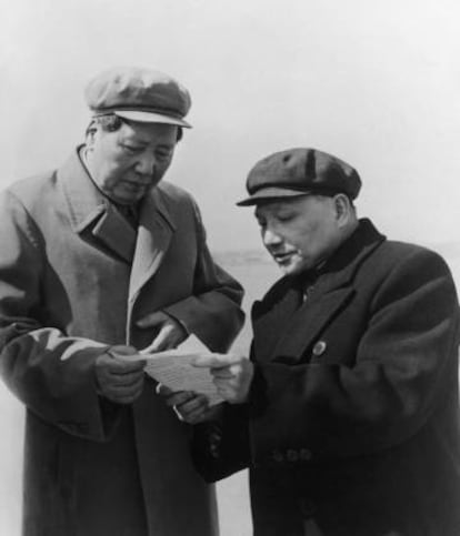 Mao Zedong (izquierda) y Deng Xiaoping, en 1959.