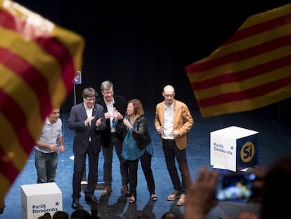El &#039;president&#039; Carles Puigdemont acompa&ntilde;ado de otros cargos del PDeCAT en un acto en Badalona