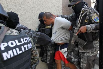 Carlos Lobo es escoltado por polic&iacute;as militares