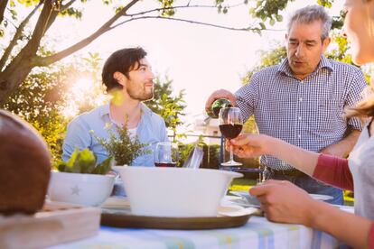 Hay familias que acostumbran a comer todos los domingos en casa de los padres y otras que se ven dos veces al año. Y todo está bien, si es aceptado y validado por ambas partes.