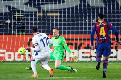 Kike García define ante Ter Stegen tras robarle la pelota a Araujo en el 0-1, este martes en el Camp Nou.  / A. GARCÍA (EFE)