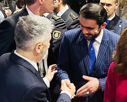 El diplomático afgano Mohammad Rahim Peerzada saluda al ministro del Interior, Fernando Grande-Marlaska, en una recepción en la Embajada serbia en Madrid el pasado 21 de febrero.