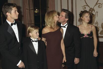 Goldie Hawn y Kurt Russell en una foto de archivo con sus hijos, Oliver, Wyatt y Kate. 