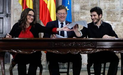 El presidente de la Generalitat, Ximo Puig, la vicepresidenta del Consell, Mónica Oltra, y el líder de Podem, Antonio Estañ (d), firman el proyecto de Presupuestos de la Generalitat para 2019.