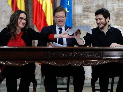 El presidente de la Generalitat, Ximo Puig, la vicepresidenta del Consell, Mónica Oltra, y el líder de Podem, Antonio Estañ (d), firman el proyecto de Presupuestos de la Generalitat para 2019.