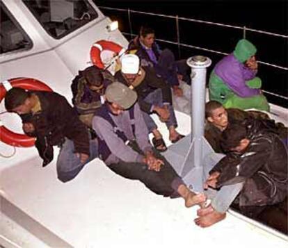 Varios marroquíes interceptados el martes en Fuerteventura, a bordo de una patrullera.