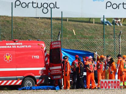Pol Espargaró es atendido por los servicios médicos tras su accidente este viernes en Portimao.