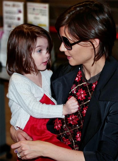 Suri Cruise ha llegado esta mañana, hora española, al aeropuerto de Narita, este de Tokio, junto a sus padres, los actores Tom Cruise y Katie Holmes. La pequeña, que ha viajado en familia para acudir al estreno de la última película de su padre, ha sido aclamada como una estrella más.