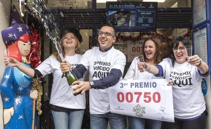 Los empleados de la Administración de Valencia que ha repartido el tercero premio de la lotería de Navidad, celebran la suerte.