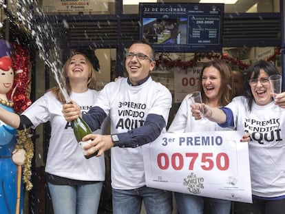 Los empleados de la Administración de Valencia que ha repartido el tercero premio de la lotería de Navidad, celebran la suerte.