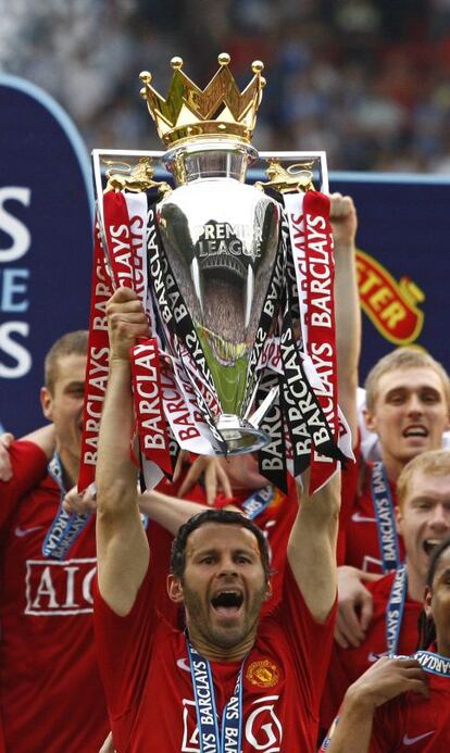 El jugador del Manchester United, Ryan Giggs, levanta el trofeo que le acredita como campeón de la 'Premier League' de la temporada 2007/2008, una de las doce que ha ganado.