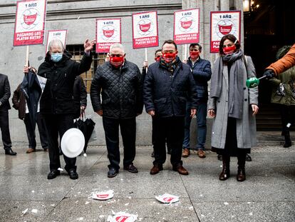 Hostelería de España protesta por la falta de ayudas directas y las restricciones que tienen que cumplir tras un año de pandemia.