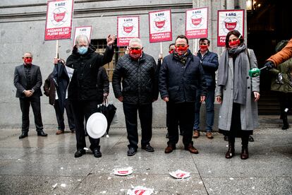 Hostelería de España protesta por la falta de ayudas directas y las restricciones que tienen que cumplir tras un año de pandemia.