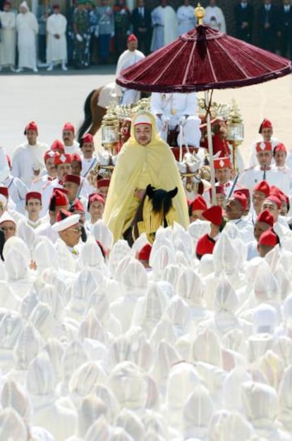 El rey Mohamed VI de Marruecos, a caballo, en el aniversario de su subida al trono, en Rabat en agosto de 2013.