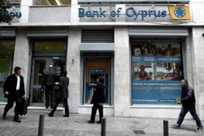 Varias personas entran a la sede del Banco de Chipre en Atenas (Grecia) hoy.