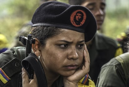 TO GO WITH AFP STORY by Hector Velasco
A Revolutionary Armed Forces of Colombia (FARC) guerrilla listens during a "class" on the peace process between the Colombian government and their force, at a camp in the Colombian mountains on February 18, 2016. They still wear green combat fatigues and carry rifles and machetes, but now FARC rebel troops are sitting down in the jungle to receive "classes" on how life will be when they lay down their arms, if their leaders sign a peace deal in March as hoped.  AFP PHOTO / LUIS ACOSTA