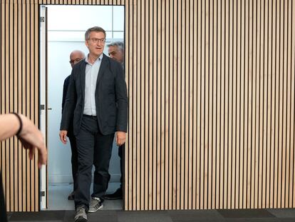 El presidente del PP, Alberto Núñez Feijóo, en una visita este viernes a la empresa Aernnova Aeroestructuras en Berantevilla (Álava).