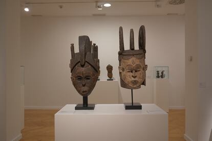 Desde la izquierda, máscara okperegede de madera de la cultura Idoma (Nigeria), datada entre finales del siglo XIX y comienzos del XX. Y máscara de la doncella, de la cultura idoma (Nigeria).