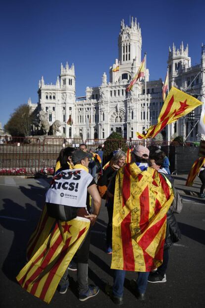 Protesters wear estelada flags in Plaza de Cibeles. 