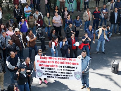 Trabajadores de Semarnat protestan afuera de las instalaciones de la dependencia por los recortes y despidos, en febrero del año pasado.