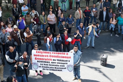 Trabajadores de Semarnat protestan afuera de las instalaciones de la dependencia por los recortes y despidos, en febrero del año pasado.